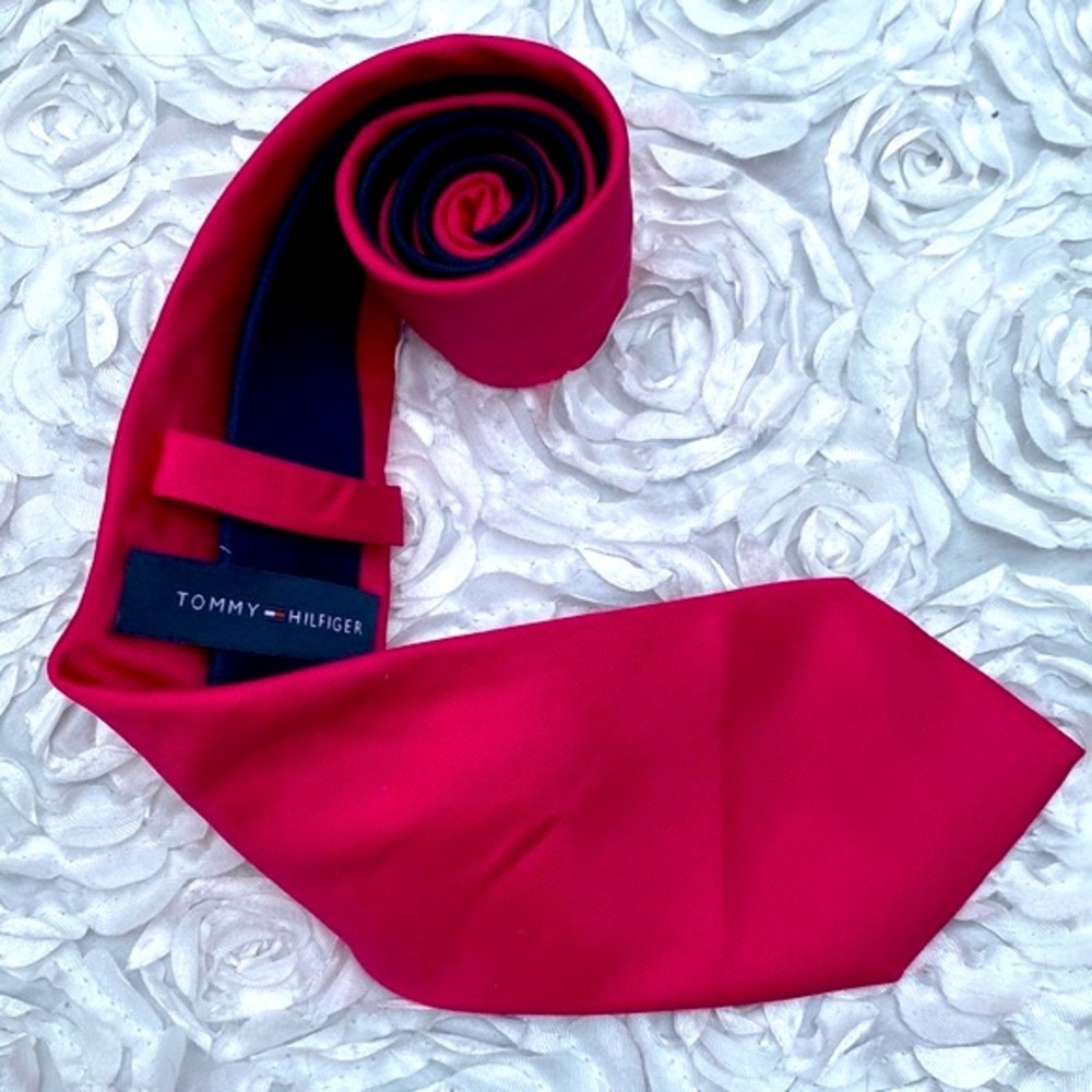 New Tommy Hilfiger mens pink silk tie